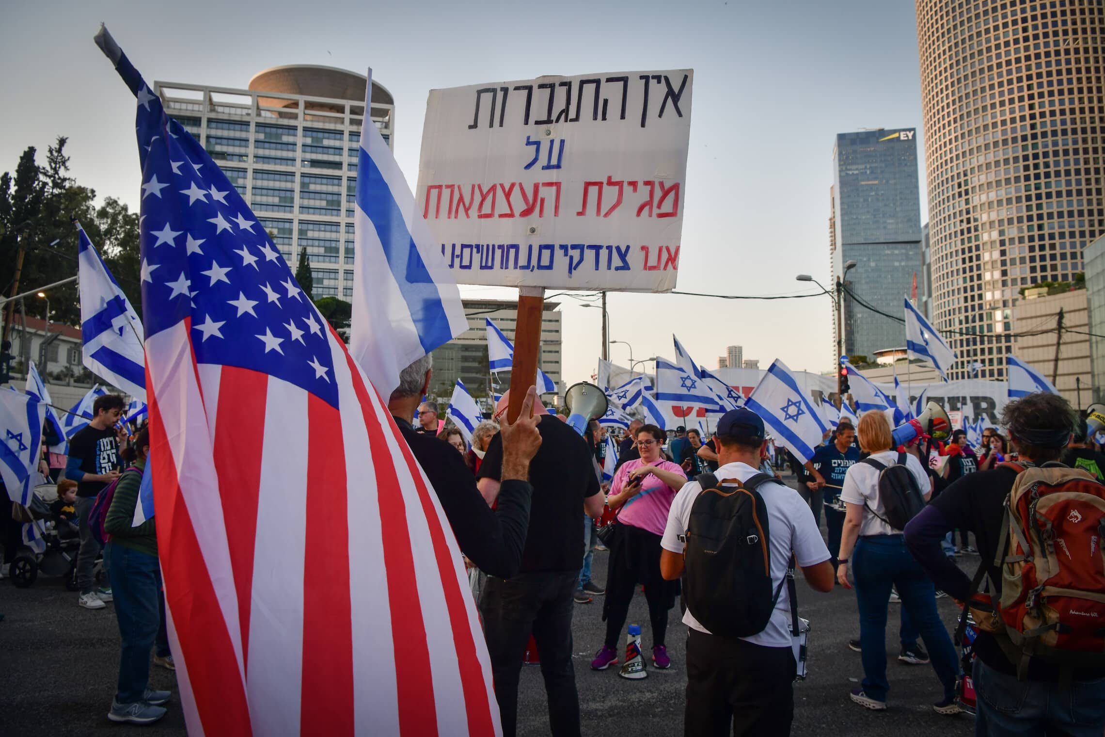 דגל ארה&quot;ב בהפגנה נגד המהפכה המשפטית בתל אביב, 16 באפריל 2023 (צילום: Avshalom Sassoni/Flash90)