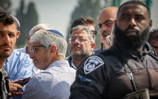 השר לביטחון לאומי איתמר בן גביר בסיור בלוד, 17 באפריל 2023 (צילום: Flash90) השר לביטחון לאומי איתמר בן גביר בסיור בלוד, 17 באפריל 2023 (צילום: Flash90)
