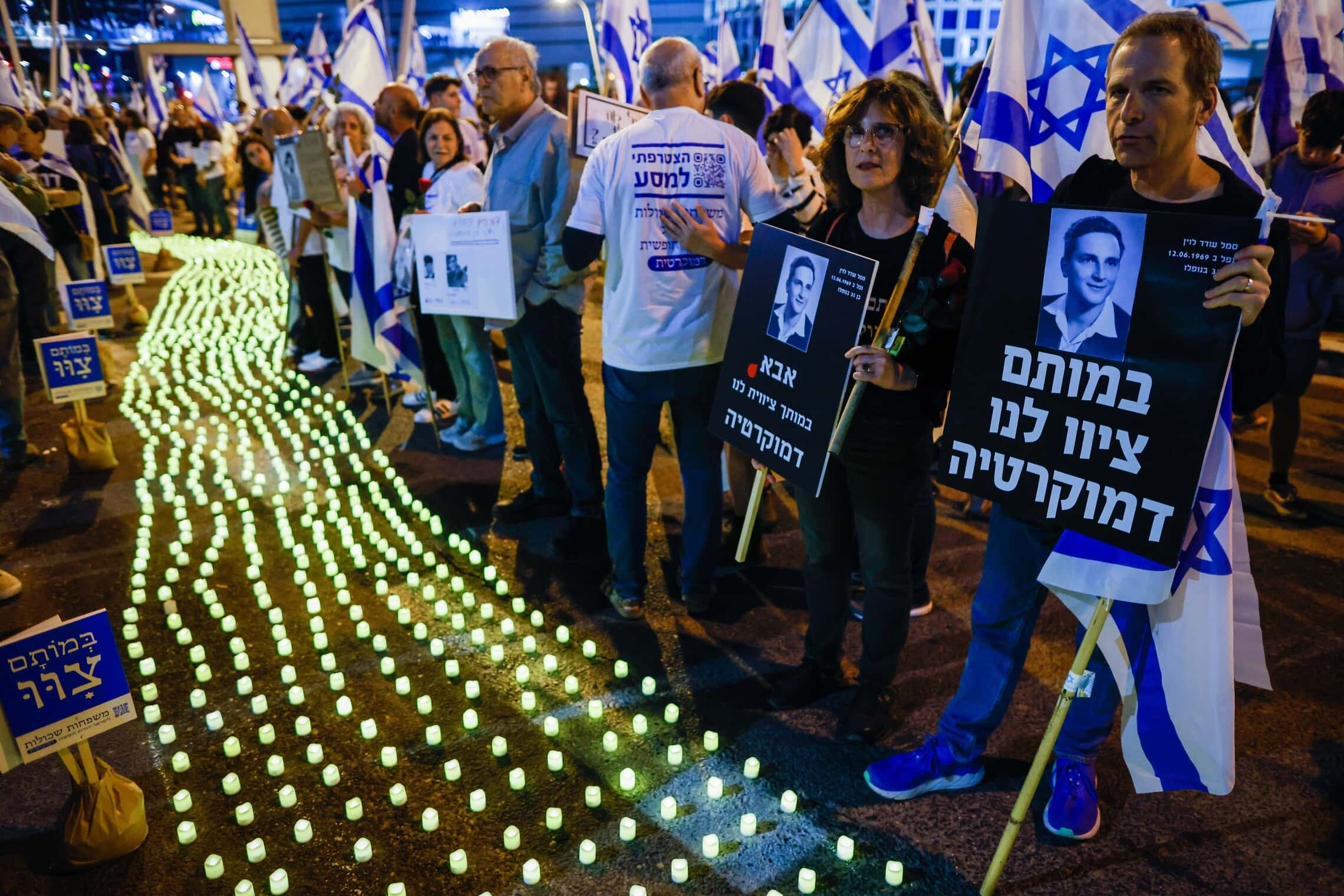 מיצג הנרות &quot;שביל הזיכרון&quot; בהפגנה בתל אביב נגד המהפכה המשפטית, 22 באפריל 2023 (צילום: אריק מרמור, פלאש 90)