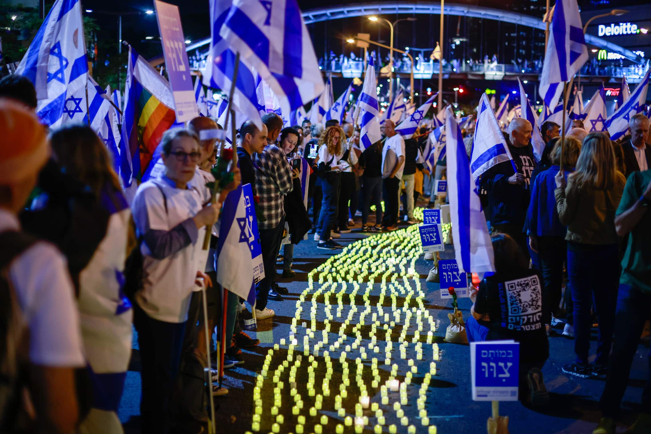 מיצג הנרות &quot;שביל הזיכרון&quot; בהפגנה בתל אביב נגד המהפכה המשפטית, 22 באפריל 2023 (צילום: אריק מרמור, פלאש 90)