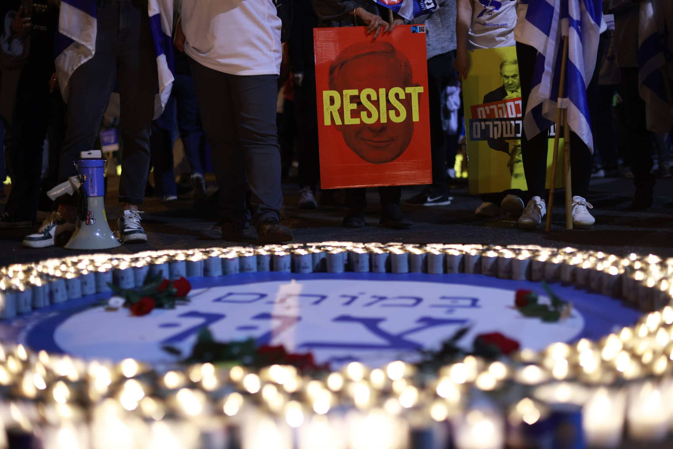 שלט מחאה בהפגנה נגד המהפכה המשפטית, תל אביב, 22 באפריל 2023 (צילום: Erik Marmor/Flash90)
