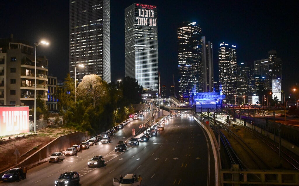 נהגים עומדים בשמיעת הצפירה בערב יום הזיכרון בנתיבי איילון בתל אביב. 24 באפריל 2023 (צילום: Avshalom Sassoni/Flash90)