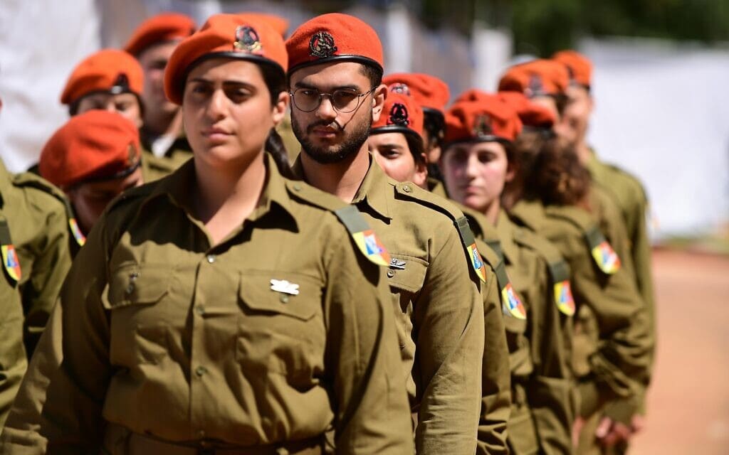 חיילים צועדים במשמר הכבוד בבית העלמין קריית שאול בתל אביב ביום הזיכרון, 25 לאפריל 2023 (צילום: תומר נויברג, פלאש 90)