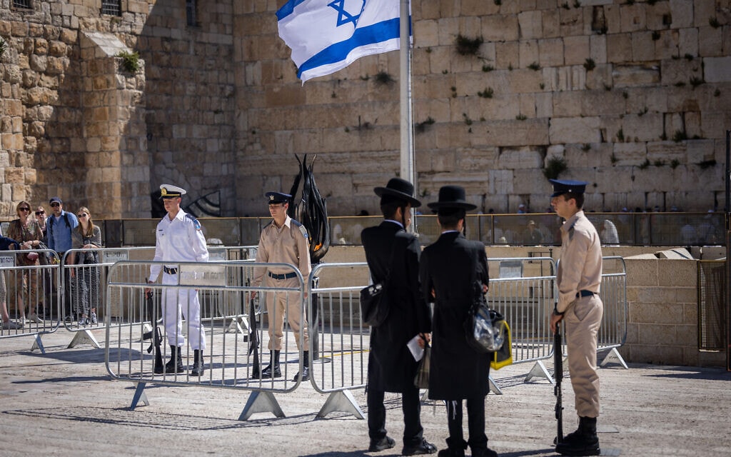 .צעירים חרדים עומדים דום מול משמר הכבוד ביום הזיכרון בכותל המערבי בירושלים, 25 לאפריל 2023 (צילום: יונתן זינדל, פלאש 90)