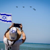 מטס חיל האוויר לכבוד יום העצמאות ה-75 בשמי תל אביב, 26 באפריל 2023 (צילום: אבשלום ששוני, פלאש 90)