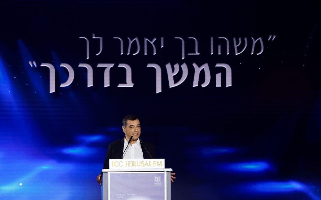 אמנון שעשוע נושא דברים בטקס פרס ישראל בירושלים, 26 באפריל 2023 (צילום: אוליבייה פיטוסי)