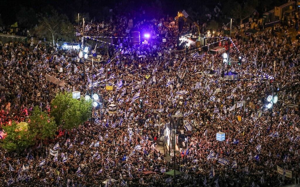 מוחים בירושלים בהפגנת התמיכה במהפכה המשפטית, 27 באפריל 2023 (צילום: פלאש 90)