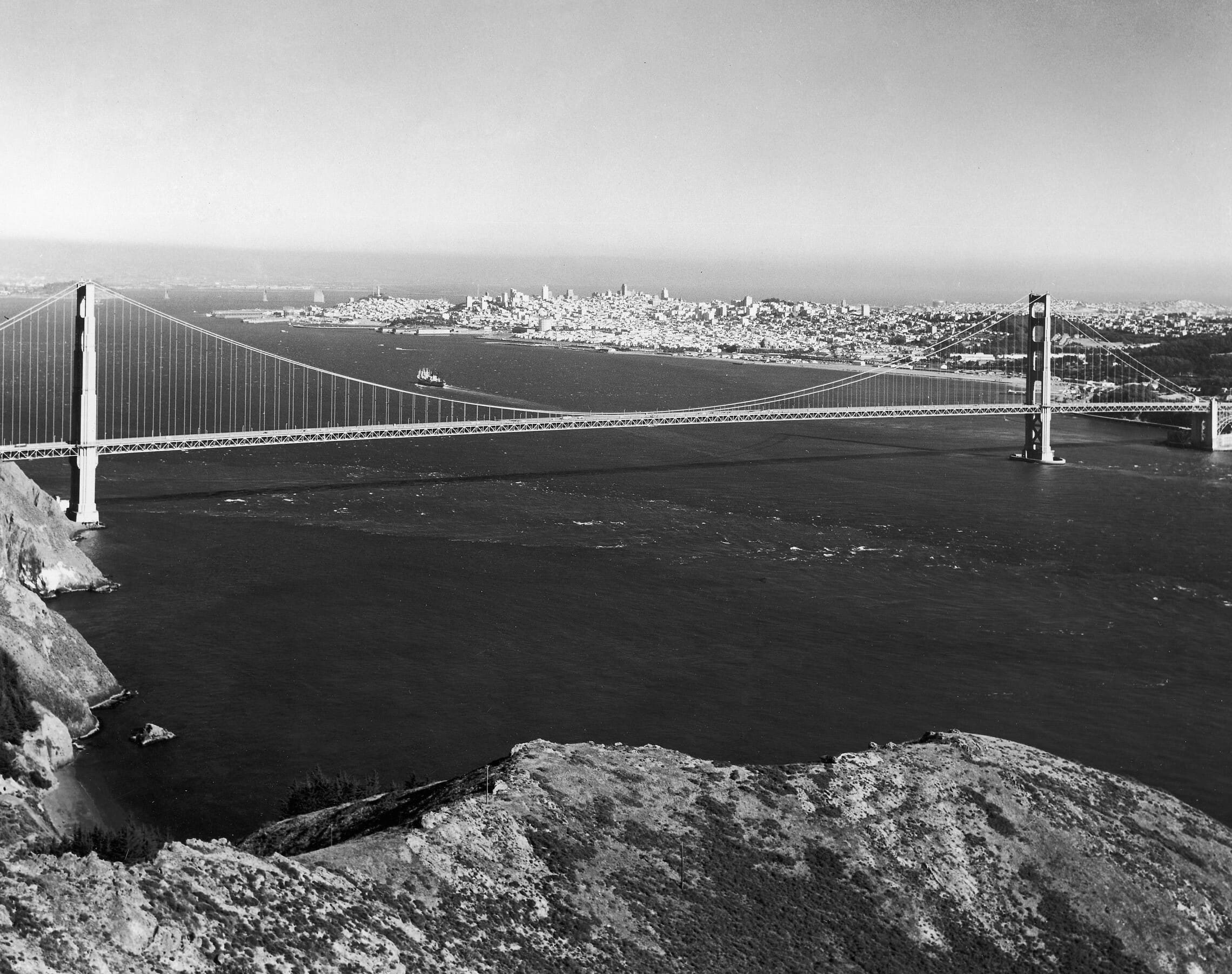 גשר הגולדן גייט בסן פרנסיסקו באמצע שנות השבעים (צילום: GRANGER - Historical Picture Archive / Alamy)