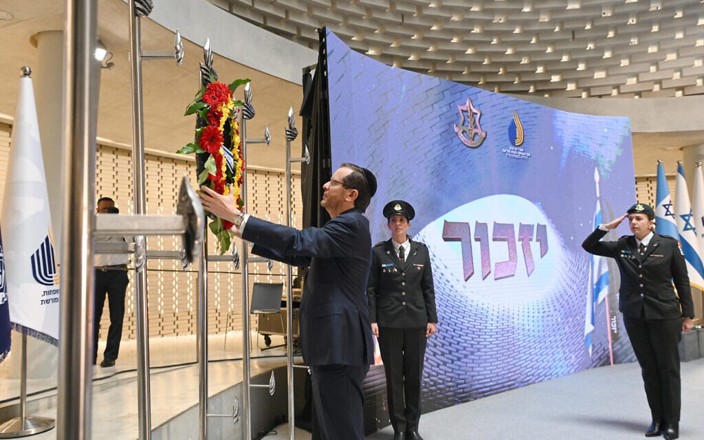 נשיא המדינה יצחק הרצוג מניח זר בטקס יום הזיכרון בהר הרצל בי-ם, 25 לאפריל 2023 (צילום: חיים צח, לע"מ)