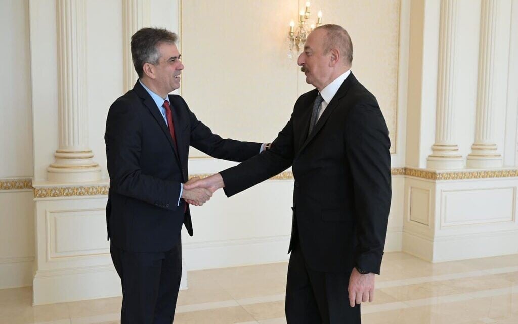 שר החוץ אלי כהן לוחץ את ידו של נשיא אזרביג'ן אילהם אלייב, 19 באפריל 2023 (צילום: שלמה אמסלם, משרד החוץ לעמ)