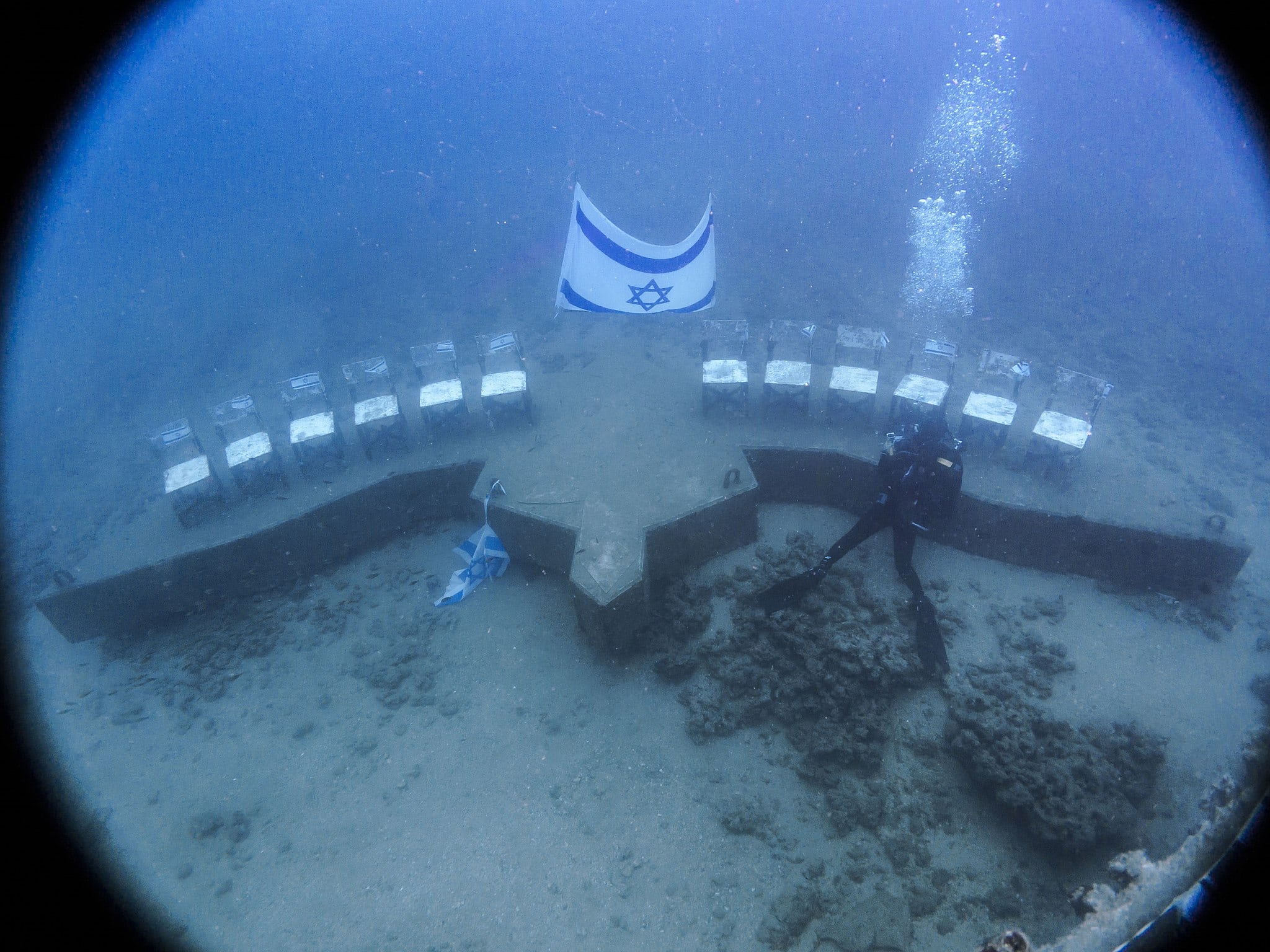 מבט על האנדרטה התת־ימית לחללי אסון השייטת מול חוף שבי ציון (צילום: אורן קליין, ויקיפדיה)