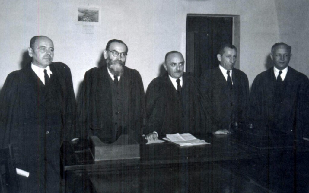שניאור זלמן חשין (ראשון מימין) עם שאר שופטי בין המשפט העליון, ספטמבר 1948 (צילום: רשות הציבור)