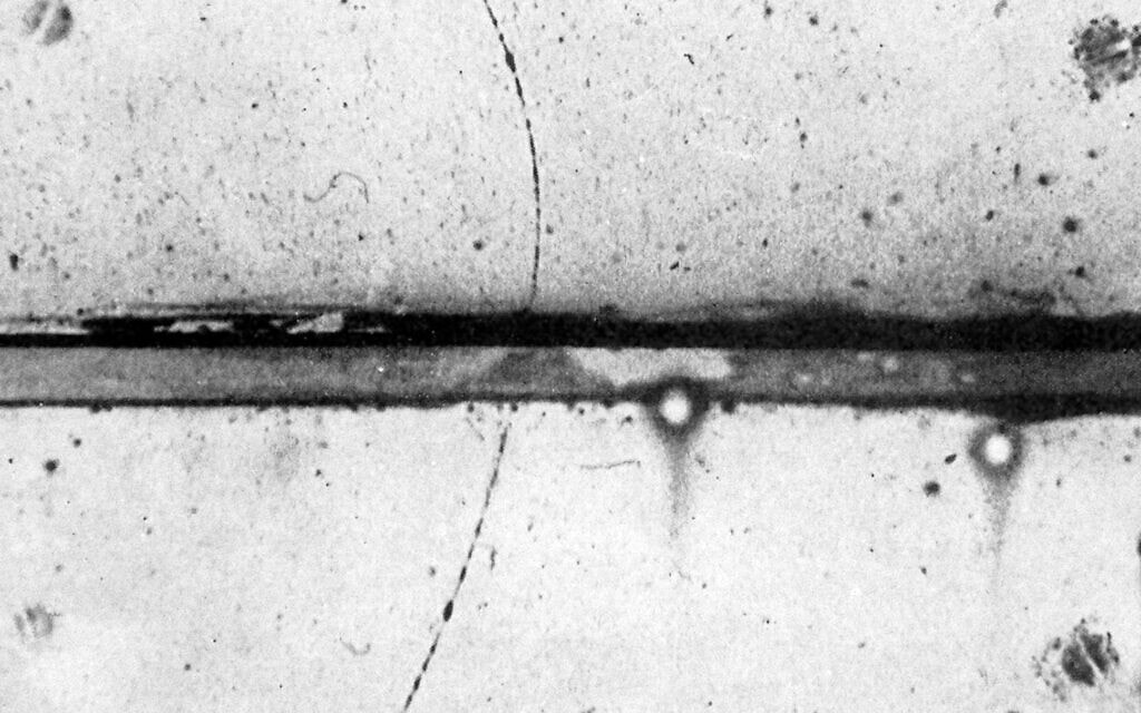 תצלום תא אדים של פוזיטרון העובר דרך לוח עופרת, שצולם ב-1932 על ידי קרל ד. אנדרסון (צילום: ויקיפדיה)