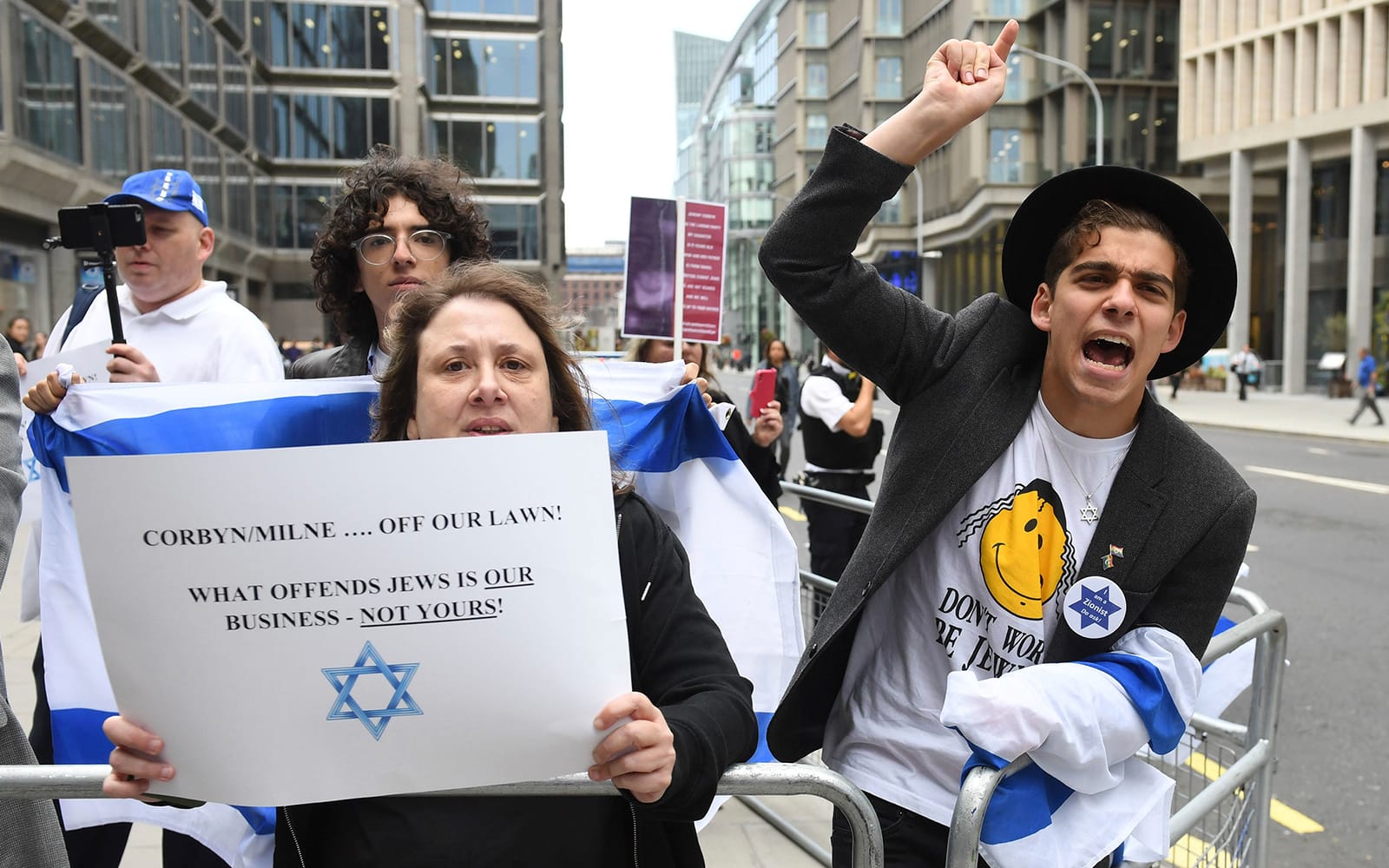 הפגנה מחוץ לישיבה של הוועד הפועל הלאומי של הלייבור שדן באנטישמיות, לונדון, 4 בספטמבר 2018 (צילום: Stefan Rousseau/PA via AP)