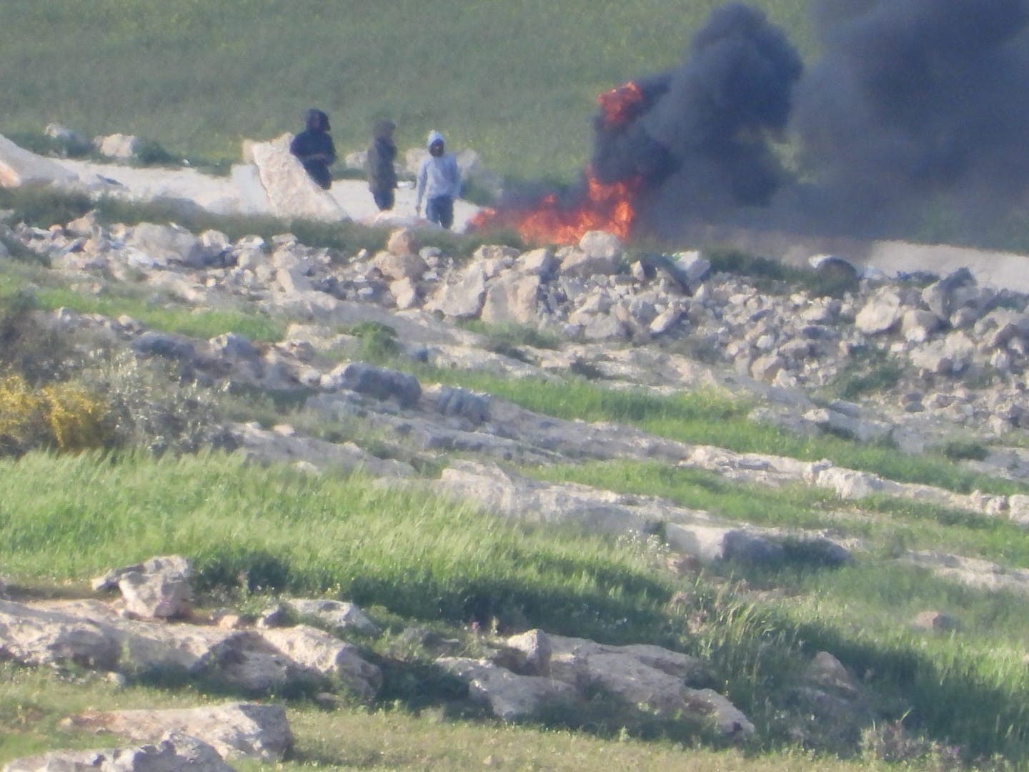 שרפת פסולת לא חוקית באזור לכיש (צילום: באדיבות מטה המאבק &quot;שואפים לנשום אוויר נקי&quot;)