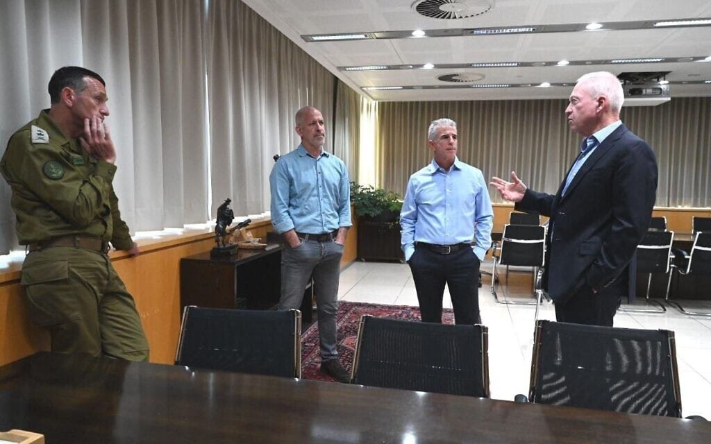 שר הביטחון יואב גלנט והרמטכ"ל הרצי הלוי בהערכת מצב. 6 באפריל 2023 (צילום: אריאל חרמוני / משרד הביטחון) שר הביטחון יואב גלנט והרמטכ"ל הרצי הלוי בהערכת מצב. 6 באפריל 2023 (צילום: אריאל חרמוני / משרד הביטחון)