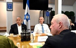 שר הביטחון יואב גלנט, ראש המל"ל צחי הנגבי וראש הממשלה בנימין נתניהו בישיבת הערכת המצב בקרייה בתל אביב, 6 באפריל 2023 (צילום: אריאל חרמוני, משרד הביטחון) שר הביטחון יואב גלנט, ראש המל"ל צחי הנגבי וראש הממשלה בנימין נתניהו בישיבת הערכת המצב בקרייה בתל אביב, 6 באפריל 2023 (צילום: אריאל חרמוני, משרד הביטחון)