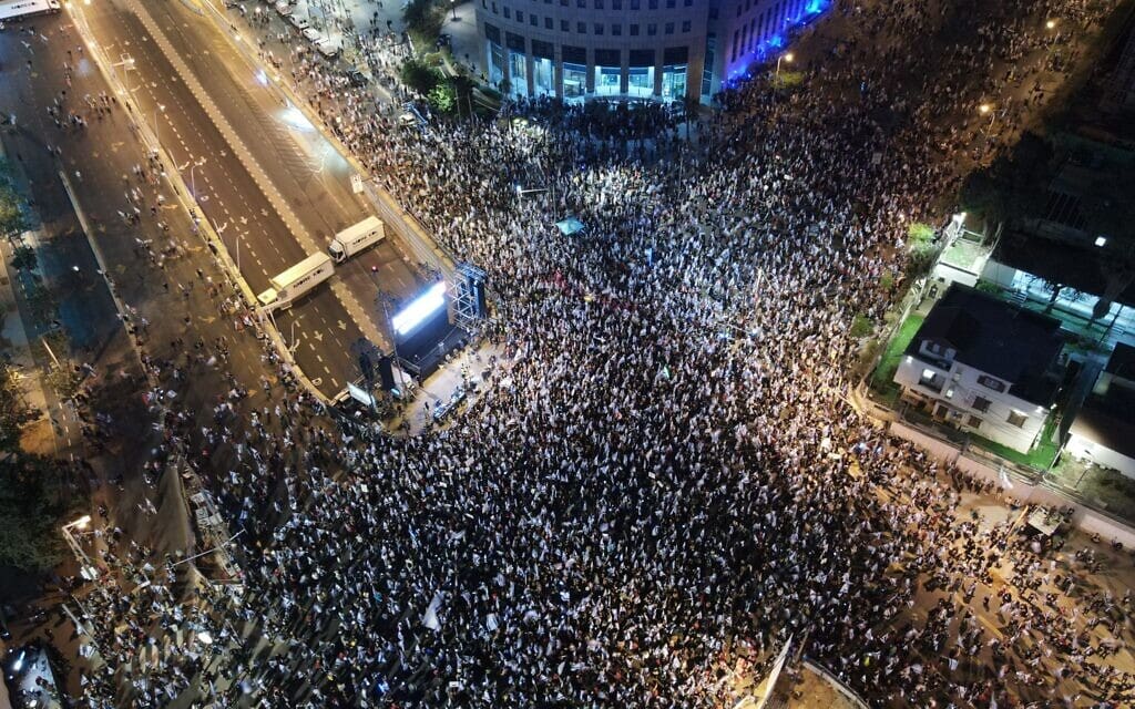 הפגנה נגד המהפכה המשפטית. תל אביב, 8 באפריל 2023 (צילום: גיתי פלטי / מחאת קפלן)