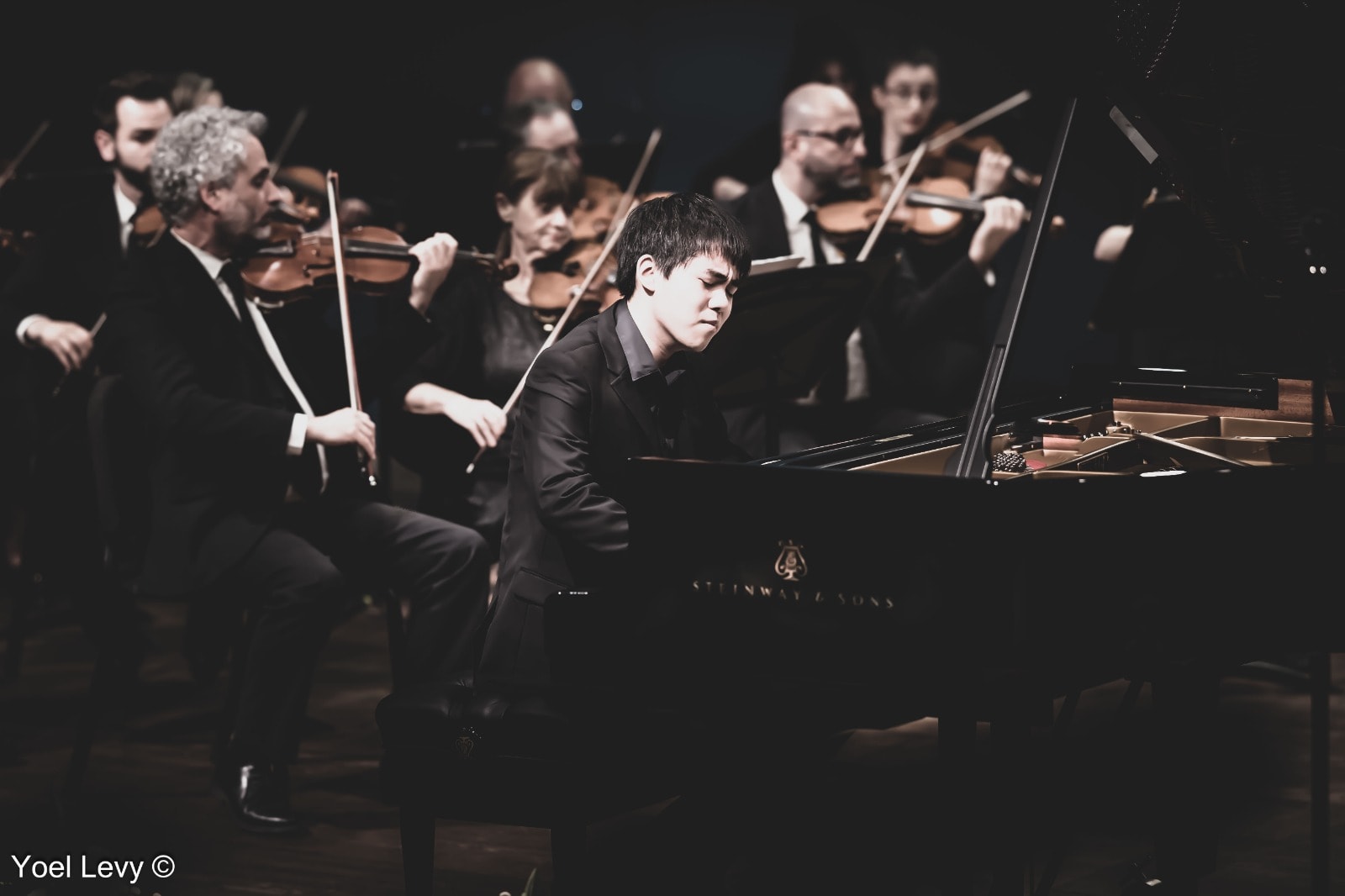 הפסנתרן הקנדי והזוכה בתחרות רובינשטיין לשנת 2023 קווין צ&#039;ן (צילום: יואל לוי)