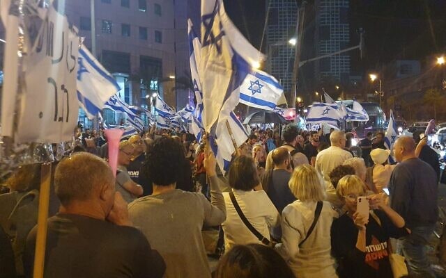 מפגינים נגד המהפכה המשפטית חוסמים את דרך בגין בת מפגינים נגד המהפכה המשפטית חוסמים את דרך בגין בת