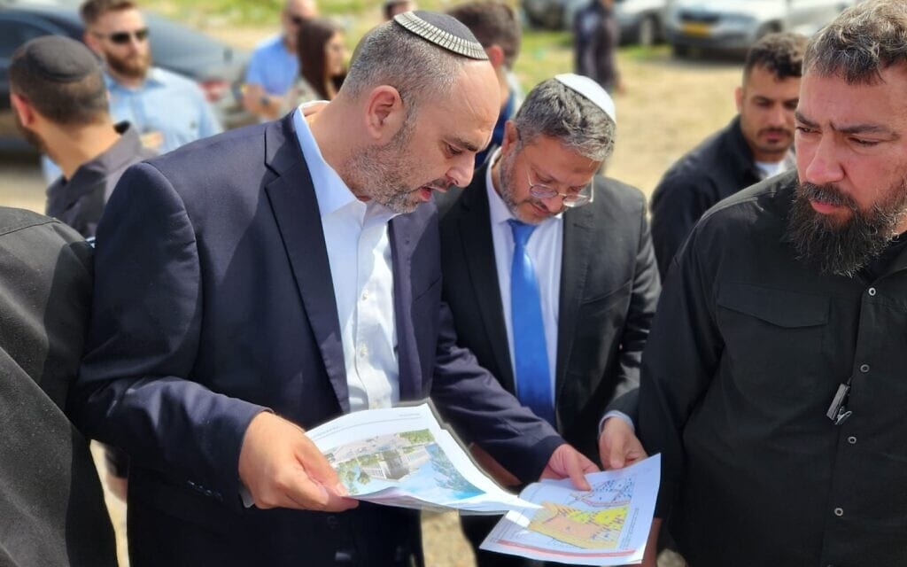 השר איתמר בן גביר בסיור בלוד לצד ראש העיר יאיר רביבו , 17 באפריל 2023 (צילום: עוצמה יהודית)