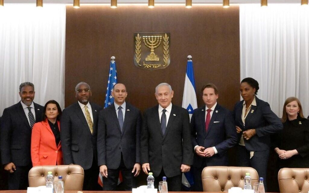 ראש הממשלה בפגישה עם משלחת המיעוט הדמוקרטי בקונגרס בראשות האקים ג'פריס. לשכת רה"מ בירושלים, 24 באפריל 2023 (צילום: עמוס בן גרשום /לע"מ) ראש הממשלה בפגישה עם משלחת המיעוט הדמוקרטי בקונגרס בראשות האקים ג'פריס. לשכת רה"מ בירושלים, 24 באפריל 2023 (צילום: עמוס בן גרשום /לע"מ)