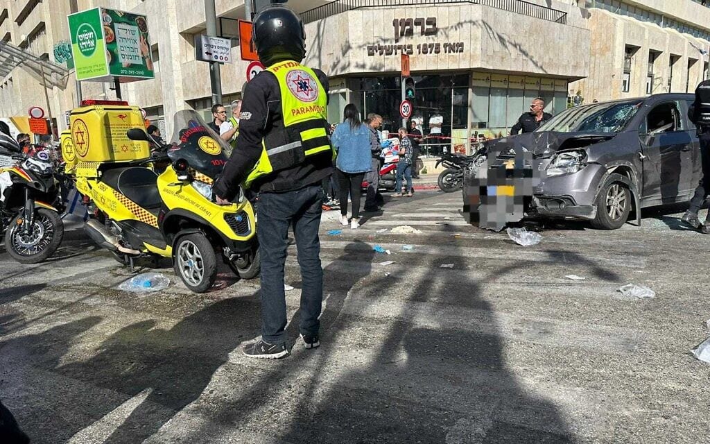 זירת פיגוע דריסה ליד שוק מחנה יהודה בירושלים. 24 באפריל 2023 (צילום: מד"א) זירת פיגוע דריסה ליד שוק מחנה יהודה בירושלים. 24 באפריל 2023 (צילום: מד"א)