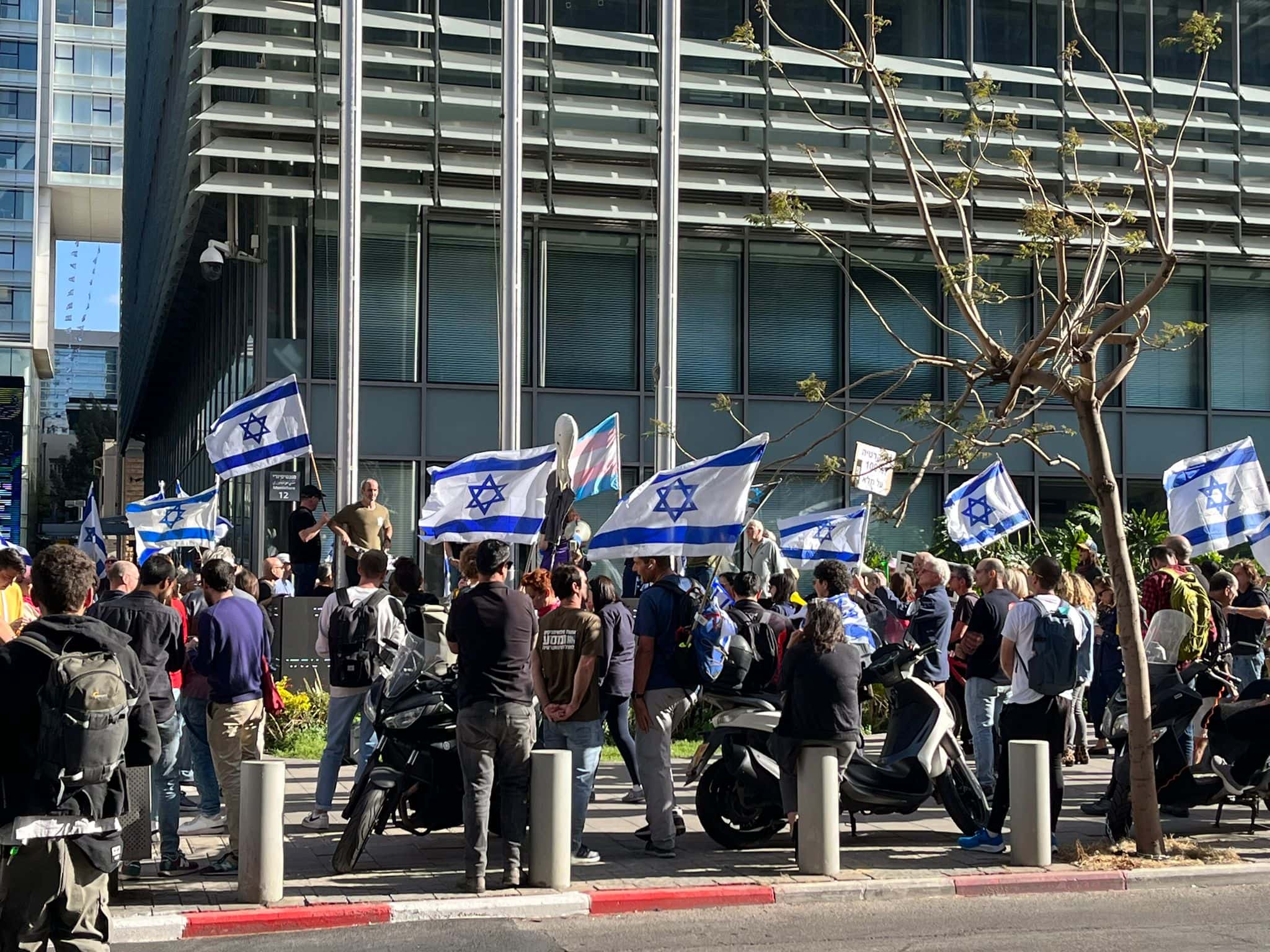 מפגינים נגד המהפכה המשפטית מחוץ לבורסה לני&#8221;ע בתל אביב. 30 באפריל 2023 (צילום: ללא קרדיט)