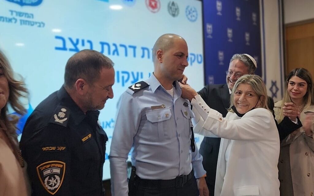 השר איתמר בן גביר ומפכ"ל המשטרה קובי שבתאי מעניקים דרגת ניצב למזכיר הביטחוני הנכנס קובי יעקובי. 30 באפריל 2023 (צילום: דוברות המשרד לביטחון לאומי) השר איתמר בן גביר ומפכ"ל המשטרה קובי שבתאי מעניקים דרגת ניצב למזכיר הביטחוני הנכנס קובי יעקובי. 30 באפריל 2023 (צילום: דוברות המשרד לביטחון לאומי)