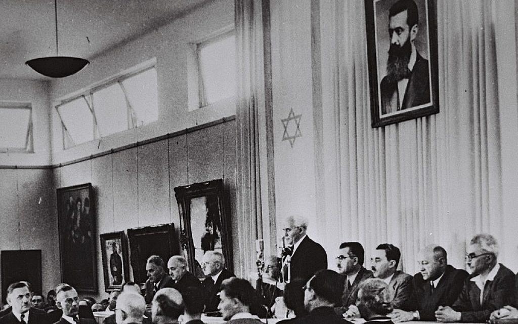 דוד בן גוריון, מוקף בחברי ממשלתו הזמנית, מקריא את מגילת העצמאות במוזיאון תל אביב, 14 במאי 1948 (צילום: לע&quot;מ)