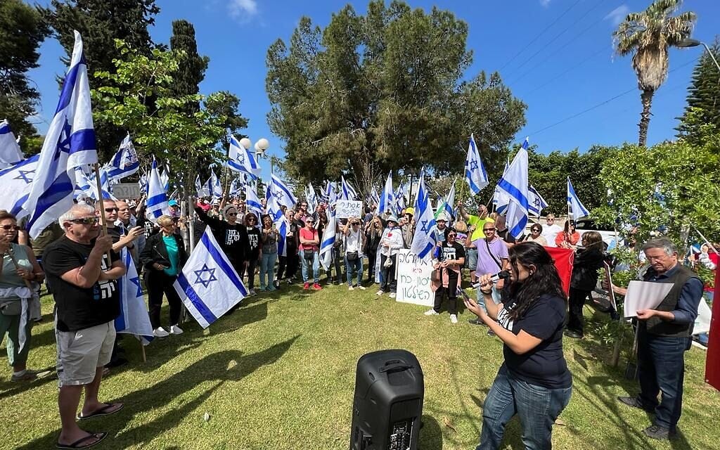 פעילי מחאת המילואימניקים מקיימים הפגנת תמיכה בנשיאת ביהמ"ש העליון חיות מול ביתה בת"א, 21 באפריל 2023 (צילום: מחאת קפלן) פעילי מחאת המילואימניקים מקיימים הפגנת תמיכה בנשיאת ביהמ"ש העליון חיות מול ביתה בת"א, 21 באפריל 2023 (צילום: מחאת קפלן)
