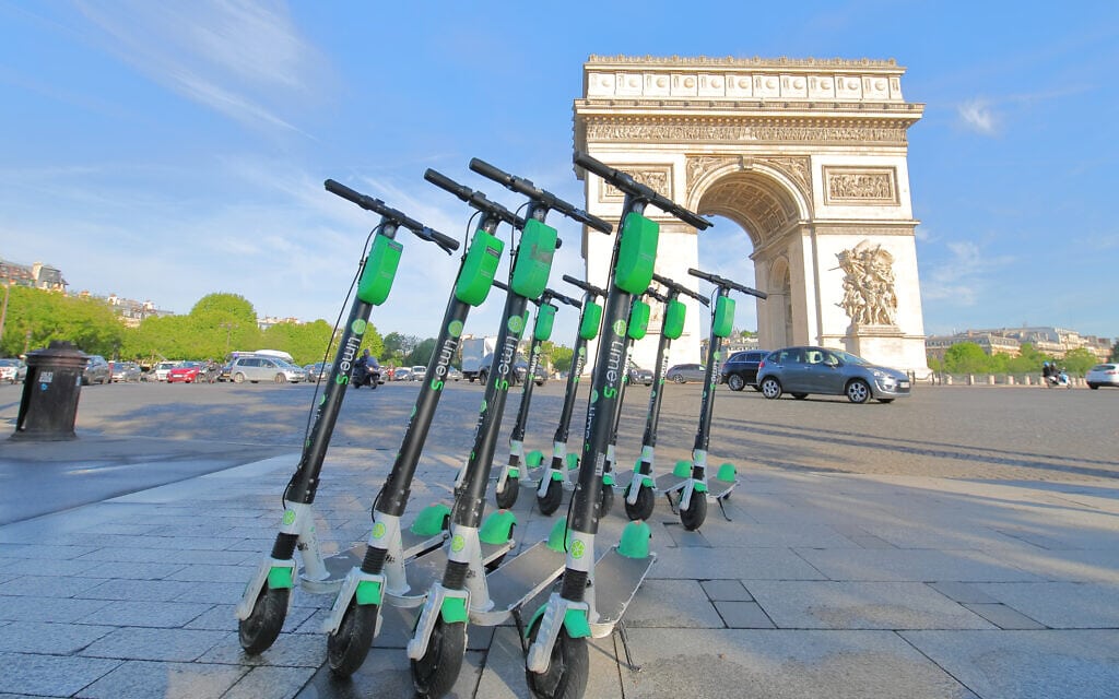 קורקינטים חשמליים להשכרה בפריז, על רקע שער הניצחון. אילוסטרציה (צילום: iStock)