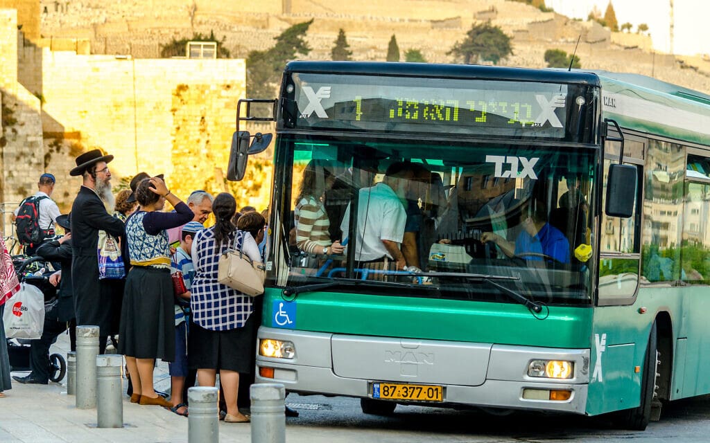 אוטובוס אגד אוסף נוסעים בעיר העתיקה בירושלים, אילוסטרציה (צילום: iStock) אוטובוס אגד אוסף נוסעים בעיר העתיקה בירושלים, אילוסטרציה (צילום: iStock)