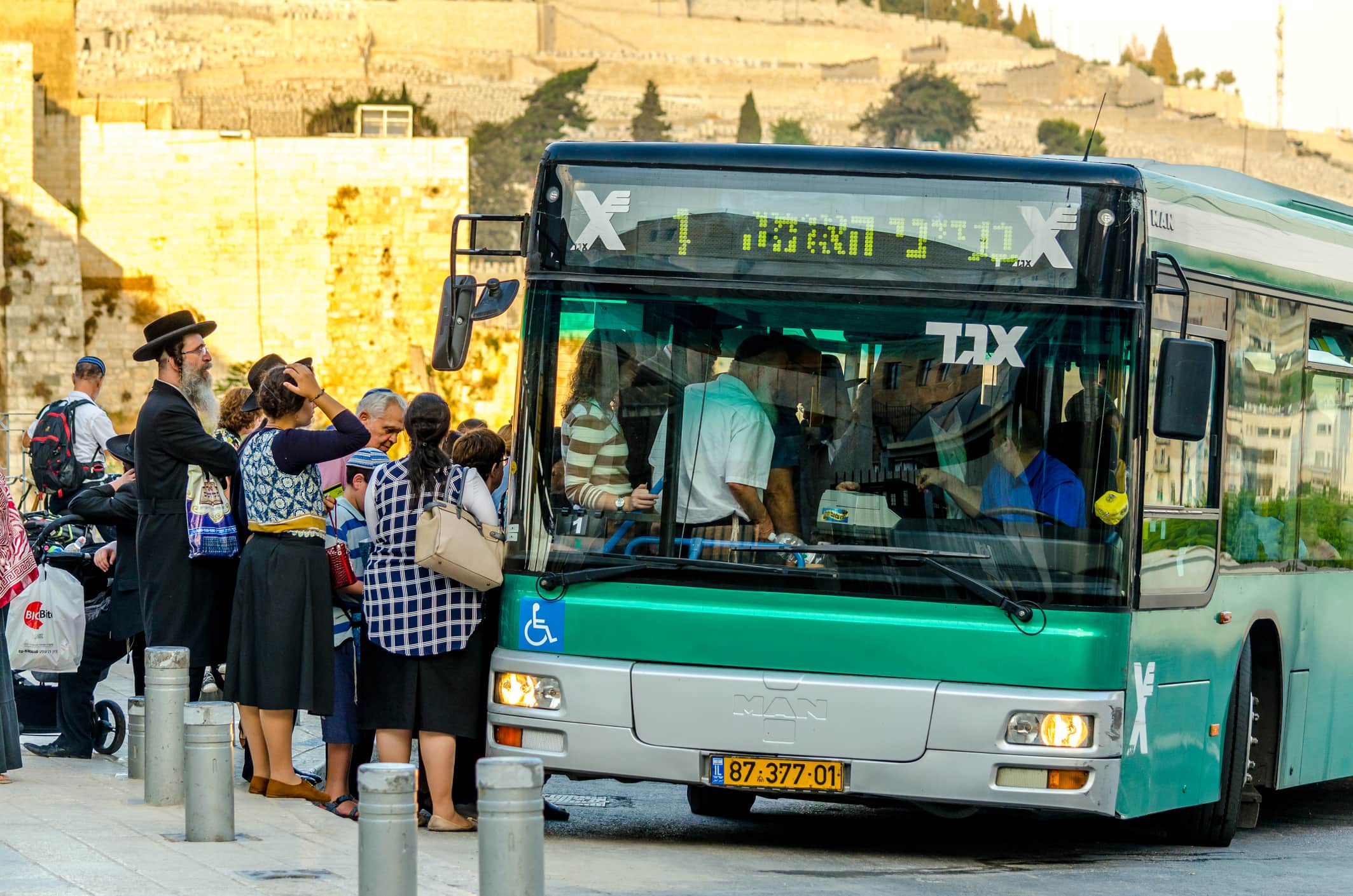 אוטובוס אגד אוסף נוסעים בעיר העתיקה בירושלים, אילוסטרציה (צילום: iStock)