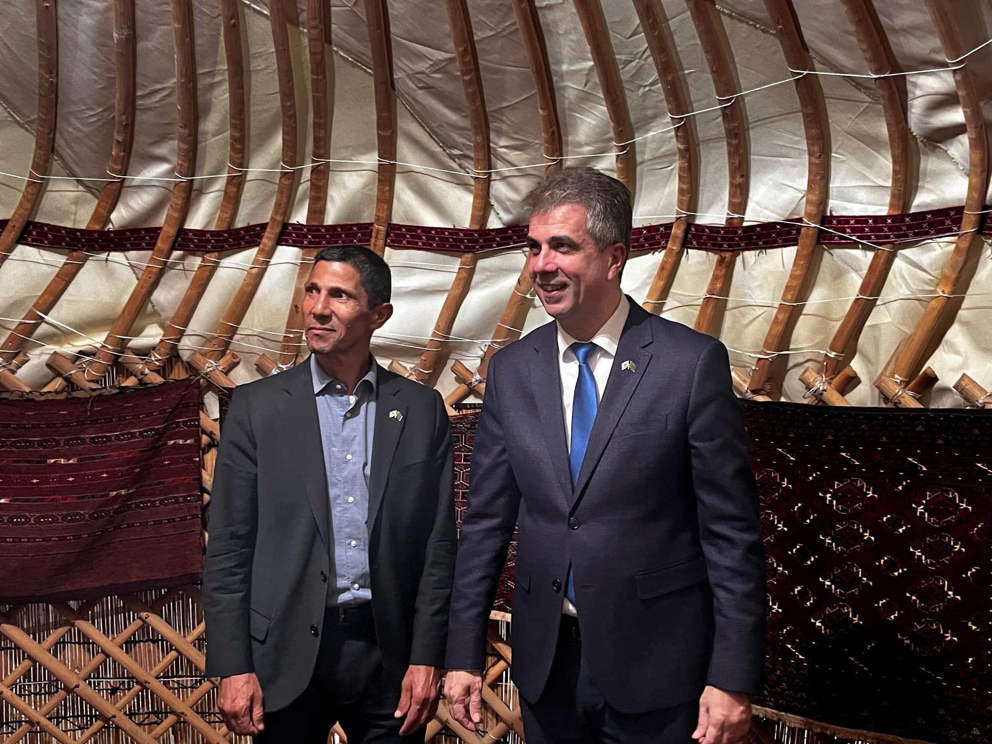 שר החוץ אלי כהן ושגריר ישראל בטורקמניסטן, איסמעיל חאלדי בביקור במוזיאון השטיחים, 20 באפריל 2023 (צילום: טל שניידר)