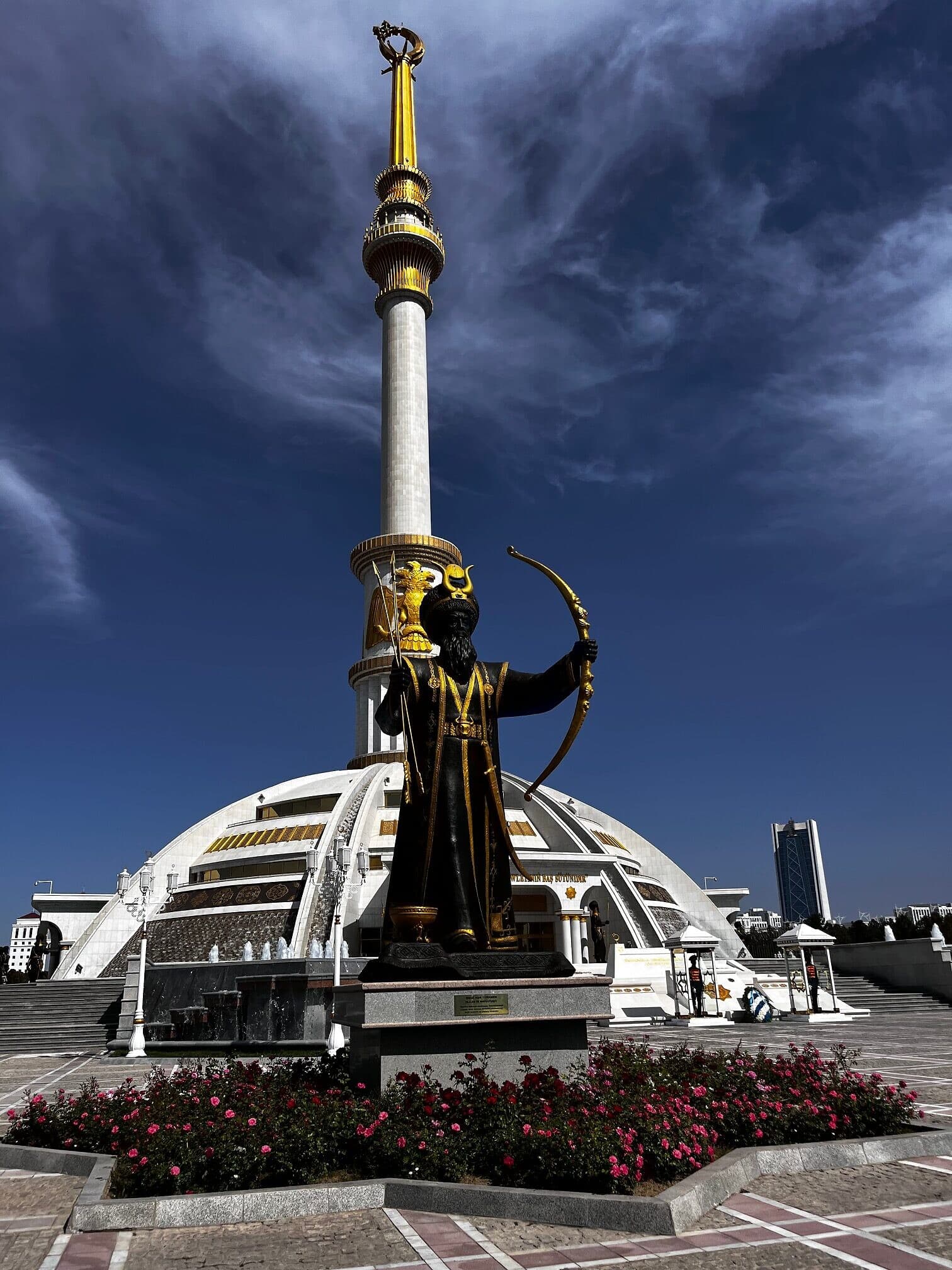 כיכר העצמאות, שהוקמה לכבוד עצמאותה של טורקמניסטן מברית המועצות (צילום: טל שניידר)