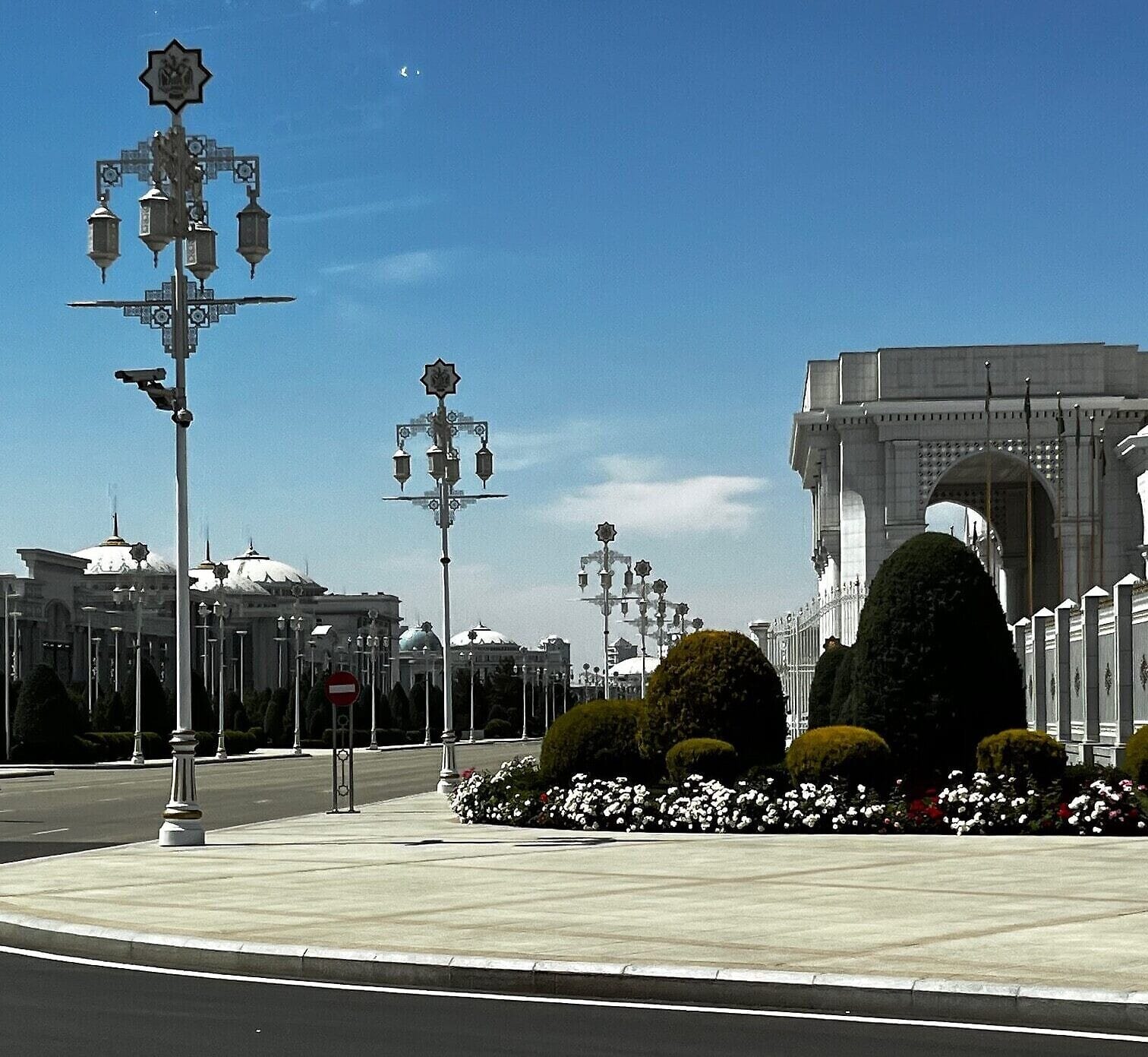 כיכר עירונית עם ישרדי ממשלה לבנים, (צילום: טל שניידר)