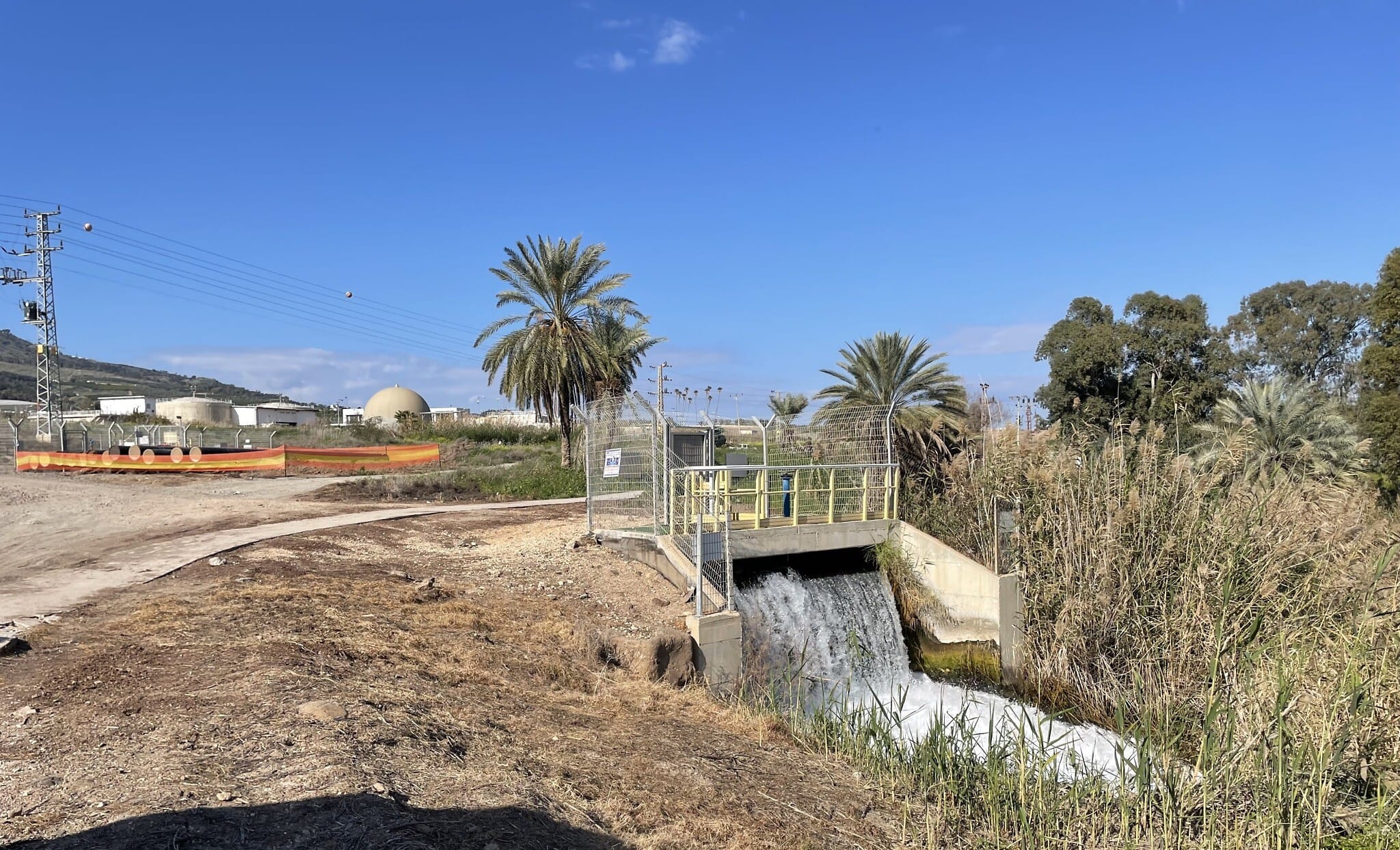 מים מלוחים שמוסטים מהכינרת נשפכים אל תוך נהר הירדן, מדרום לסכר אלומות, 21 בפברואר 2023 (צילום: סו סורקיס)