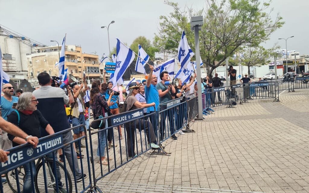 הפגנה מול תחנת המשטרה ברחוב סלמה בת"א במחאה על מעצרו של רועי נוימן, פעיל במחאה נגד המהפכה המשפטית, 10 לאפריל 2023 (צילום: מחאת קפלן) הפגנה מול תחנת המשטרה ברחוב סלמה בת"א במחאה על מעצרו של רועי נוימן, פעיל במחאה נגד המהפכה המשפטית, 10 לאפריל 2023 (צילום: מחאת קפלן)