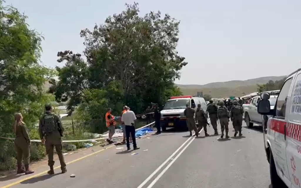 זירת פיגוע בצומת חמרה בבקעת הירדן 7 לאפריל 2023 (צילום: מתוך סרטון של מד"א) זירת פיגוע בצומת חמרה בבקעת הירדן 7 לאפריל 2023 (צילום: מתוך סרטון של מד"א)