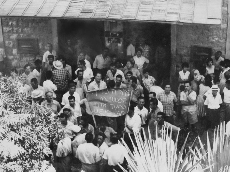 הפגנת תושבי ואדי סאליב לפני תחנת המשטרה בחיפה לאחר הירי בסבל יעקב אלקריף, 9 ביולי 1959 (צילום: משטרת ישראל)