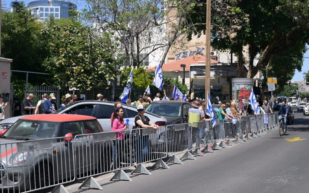 מפגינים מול מצודת זאב בתל אביב לרגל הגעתו של ראש הממשלה בנימין נתניהו למצודה, 21 לאפריל 2023 (צילום: מחאת קפלן) מפגינים מול מצודת זאב בתל אביב לרגל הגעתו של ראש הממשלה בנימין נתניהו למצודה, 21 לאפריל 2023 (צילום: מחאת קפלן)