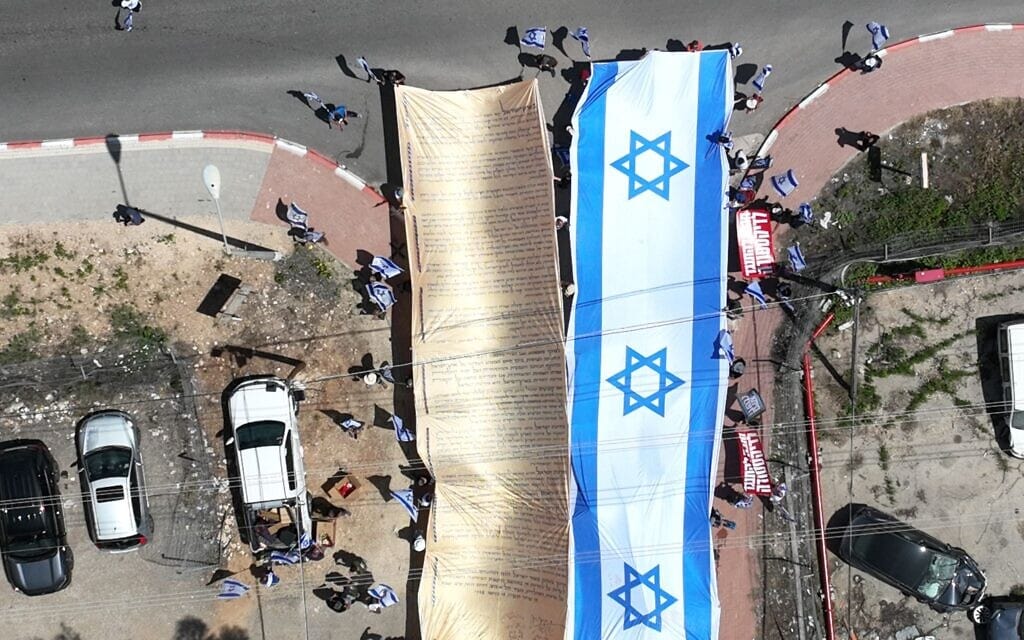 מיצג ענק של מגילת העצמאות ודגל ישראל שהקימו מפגינים נגד המהפכה המשפטית מול תחנת משטרת מטה יהודה, 21 לאפריל 2023 (צילום: מחאת קפלן)