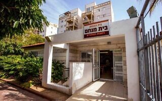 הכניסה למבנה המשמש את בית חב"ד ברחובות ההולנדית (צילום: בית חב"ד רחובות) הכניסה למבנה המשמש את בית חב"ד ברחובות ההולנדית (צילום: בית חב"ד רחובות)
