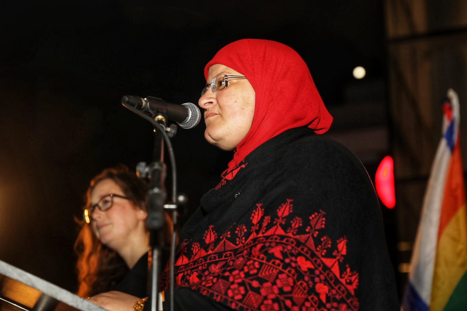 הפעילה החברתית גדיר האני בנאום בהפגנה נגד המהפכה המשטרית בחיפה, 1 לאפריל 2023 (צילום: מחאת העם חיפה)