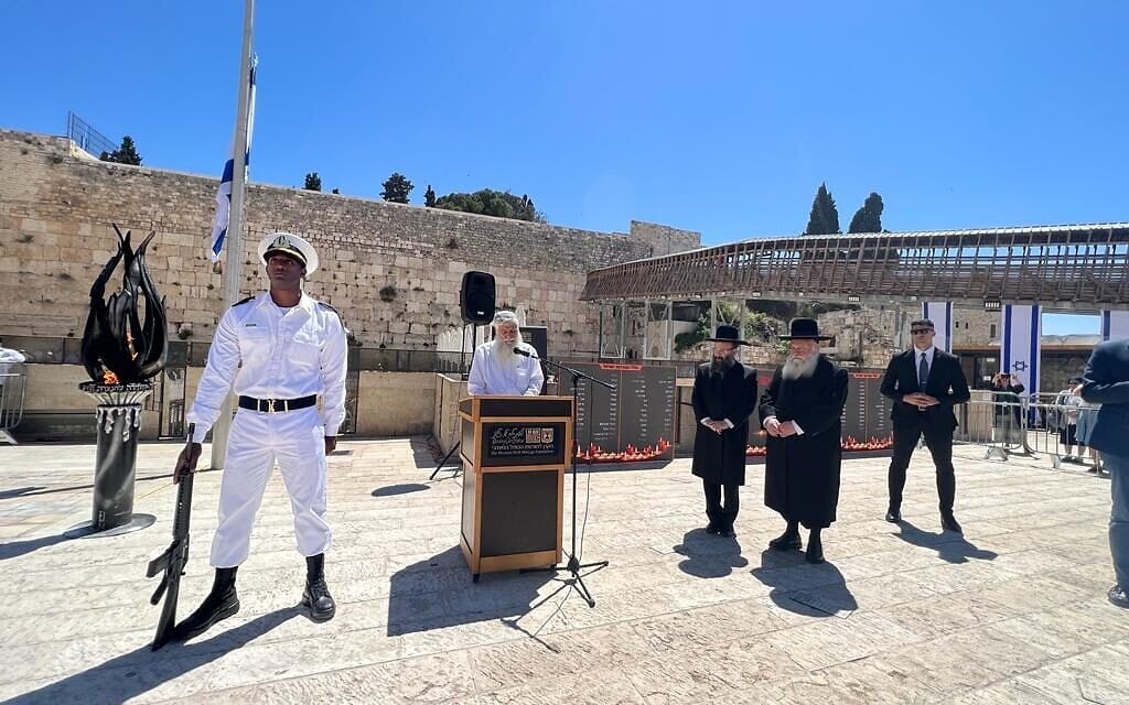 שר הבינוי והשיכון יצחק גולדקנופף בטקס יום הזיכרון בכותל המערבי, 25 לאפריל 2023 (צילום: דוברות משרד הבינוי והשיכון) שר הבינוי והשיכון יצחק גולדקנופף בטקס יום הזיכרון בכותל המערבי, 25 לאפריל 2023 (צילום: דוברות משרד הבינוי והשיכון)