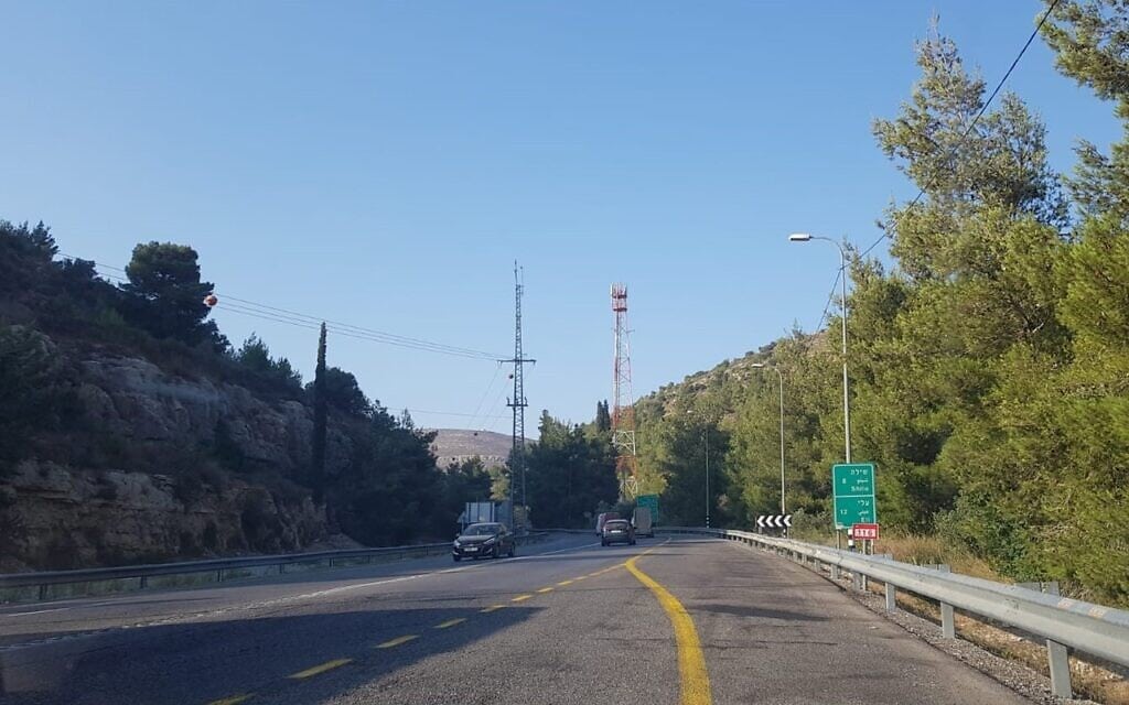 ואדי חרמיה, סמוך לצומת המשטרה הבריטית בבנימין שבגדה המערבית (צילום: הא בהא תליה. פורסם בוויקיפדיה, מאושר לשימוש הוגן) ואדי חרמיה, סמוך לצומת המשטרה הבריטית בבנימין שבגדה המערבית (צילום: הא בהא תליה. פורסם בוויקיפדיה, מאושר לשימוש הוגן)