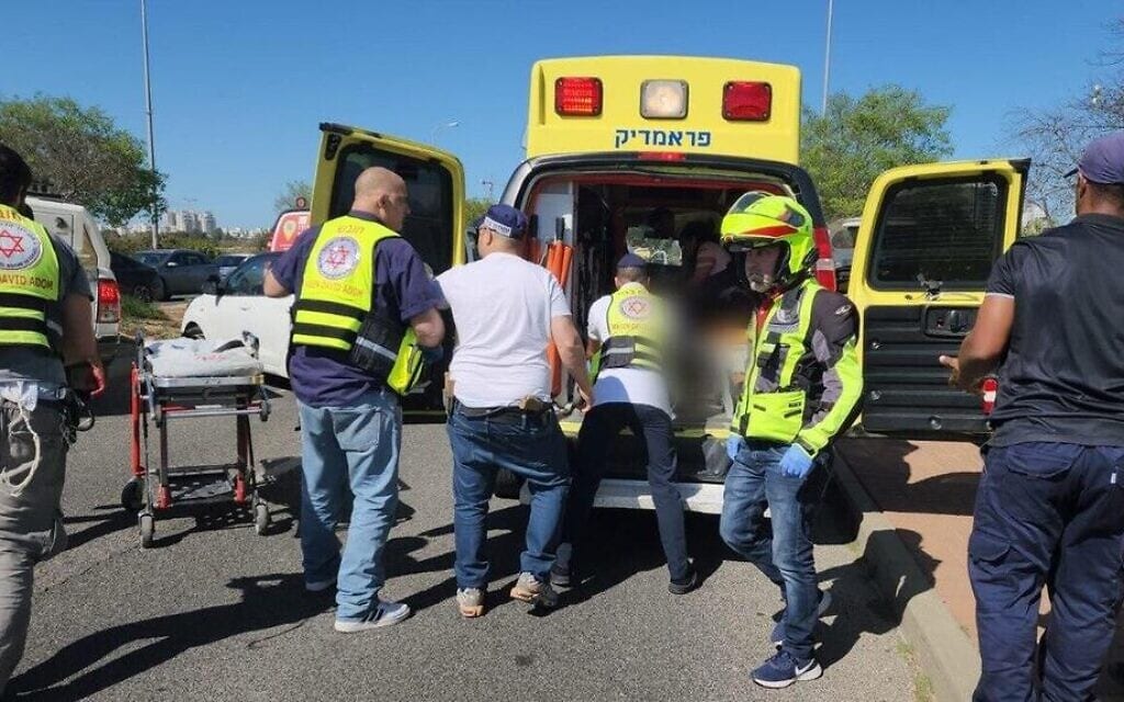 מד"א מפנה שני חיילי צה"ל שנפצעו בפיגוע בצריפין, 4 לאפריל 2023 (צילום: תיעוד מבצעי מד"א) מד"א מפנה שני חיילי צה"ל שנפצעו בפיגוע בצריפין, 4 לאפריל 2023 (צילום: תיעוד מבצעי מד"א)