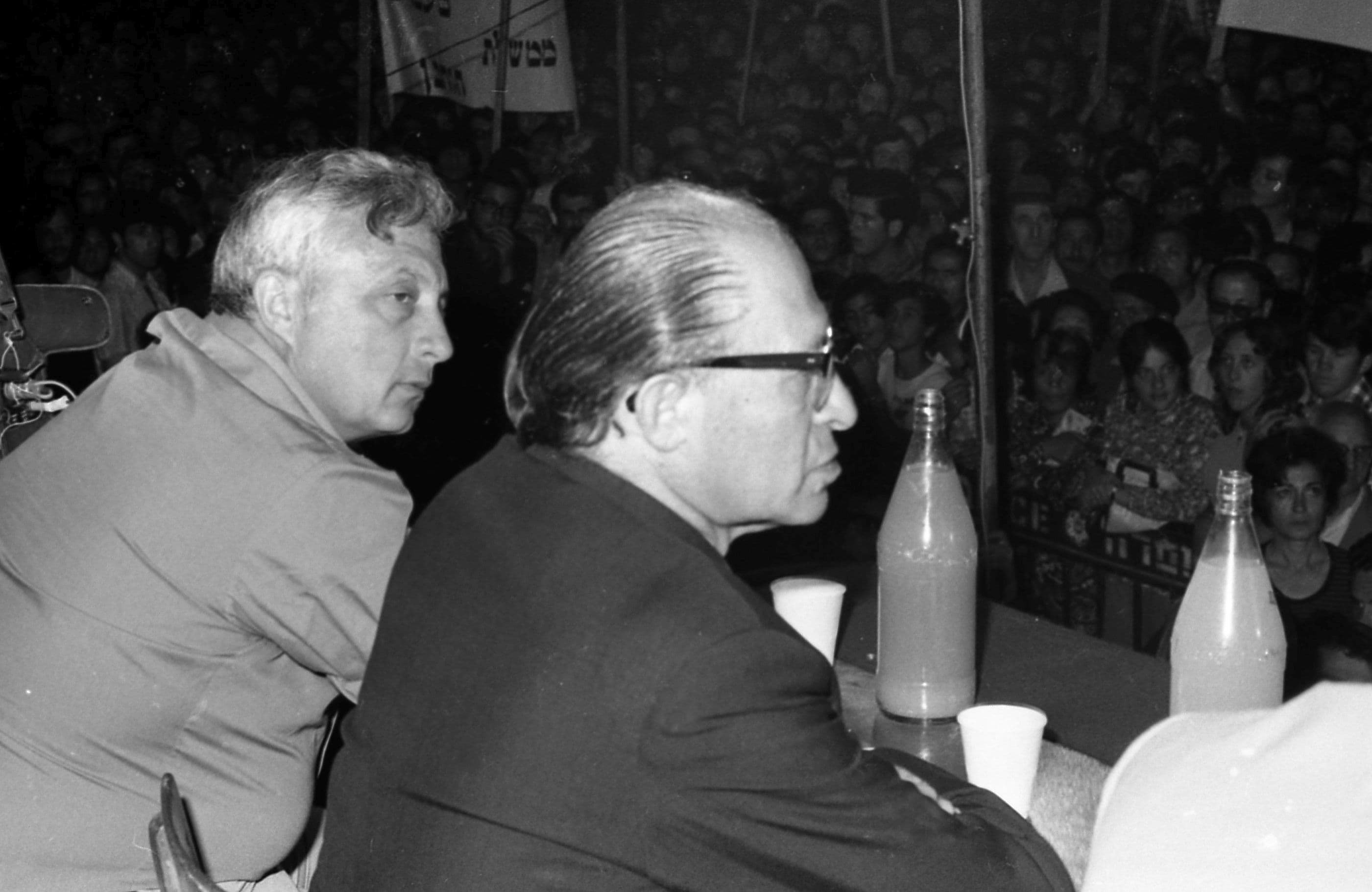 מנחם בגין ואריאל שרון בעצרת של הליכוד נגד יציאה מהשטחים, 8 במאי 1984 (צילום: IPPA, אוסף דן הדני, הספרייה הלאומית)