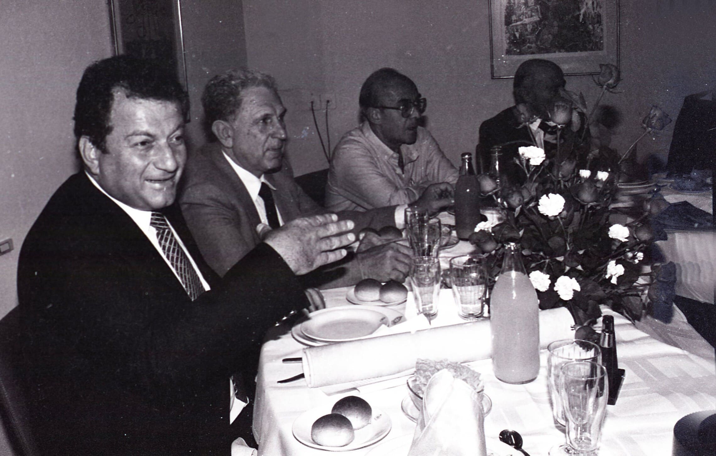 אלי לנדאו, משמאל, בארוחה לכבוד מינוי ליו&#8221;ר השק&#8221;ם, 1982 (צילום: אוסף דן הדני, הספרייה הלאומית)